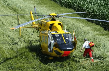 Elicottero sanitario a Quartiere Feltre Team di personale medico a bordo di un elisoccorso