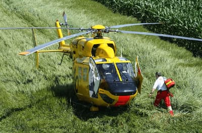 Elisoccorso sanitario privato a Casal Bertone Squadra di personale medico a bordo di un elisoccorso