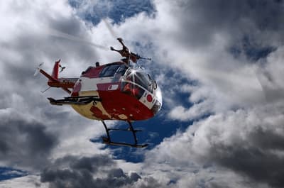 Elicottero sanitario a Lanciano Team di personale medico a bordo di un elicottero ambulanza