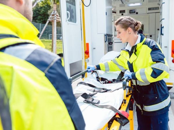 Paramedici preparano una barella